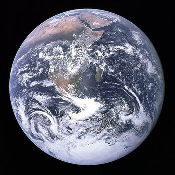 תמונה של כדור הארץ מהחלל. תמונות כאלה סייעו לראות את הפלנטה כבית משותף אחד לכלל האנושות.