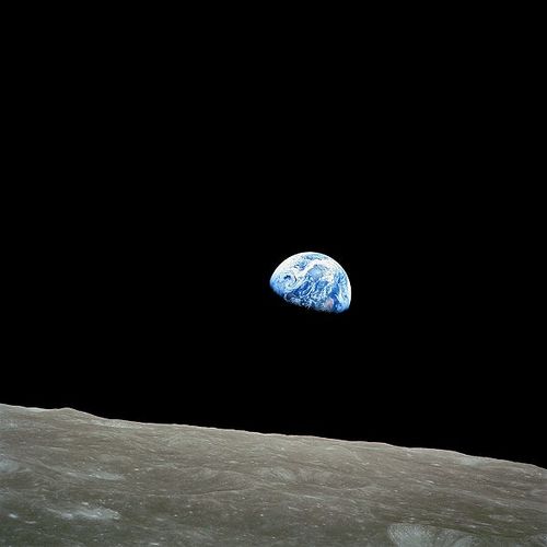 תמונה של כדור הארץ מהחללית "אפולו 8", 1968. המסעות לחלל בשנות ה-60, המחישו לאנשים רבים שהיו מעורבים בפרוייקטים את נקודת המבט לפיה כלל תושבי כדור הארץ תלויים זה בזה ונמצאים כולם בתוך מערכת אחת